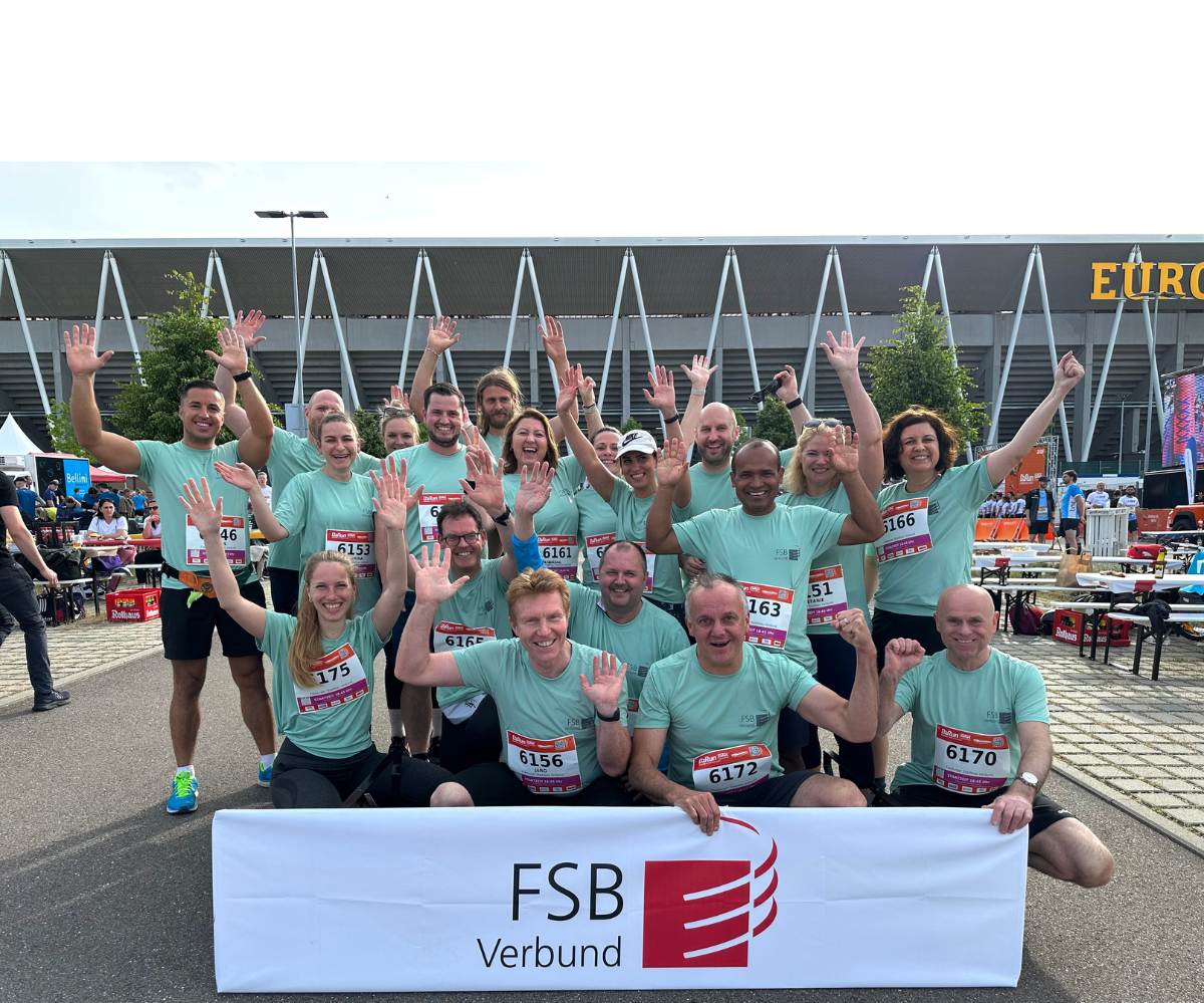 Ein Gruppenbild, mit mehreren Personen drauf, die als Team auftreten mit einheitlichen T-Shirts